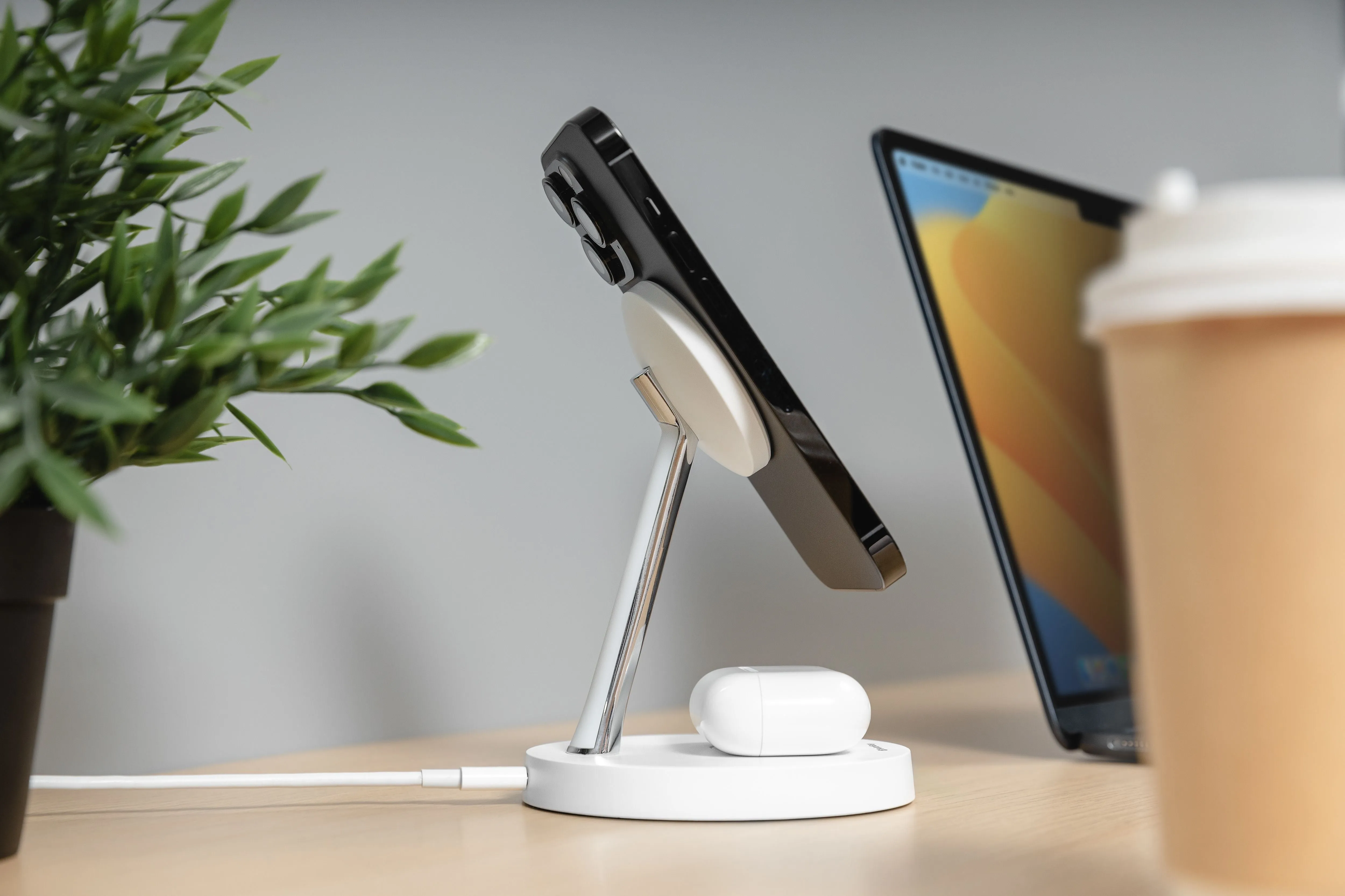 SwitchEasy MagPower 2-in-1 Magnetic Wireless Charging Stand